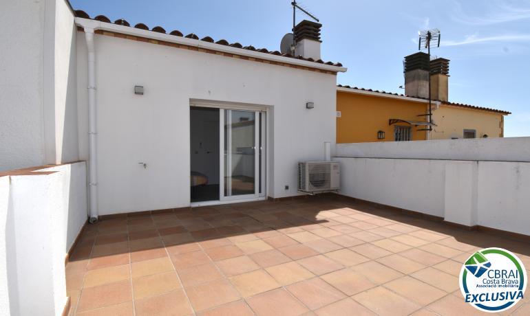 Casa nueva con dos dormitorios, terraza y garaje.