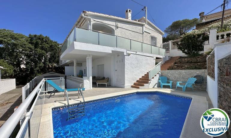 Bonica casa amb piscina i vistes al mar.