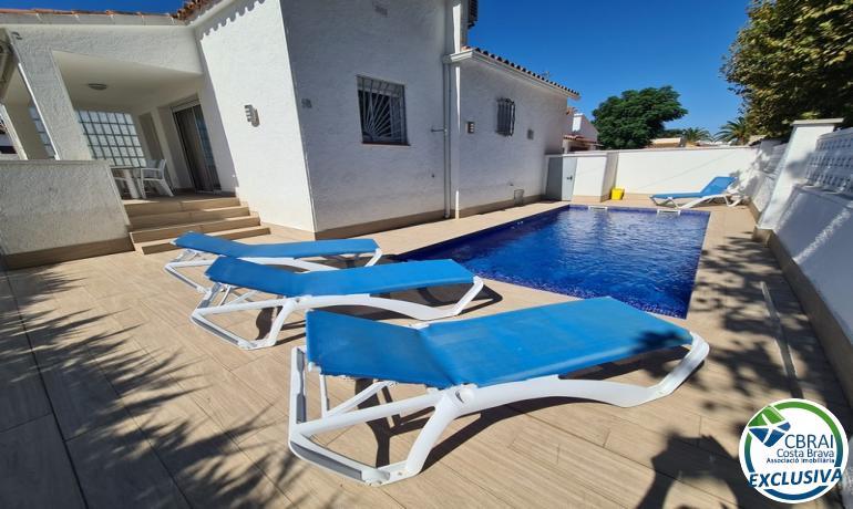 Casa amb piscina privada