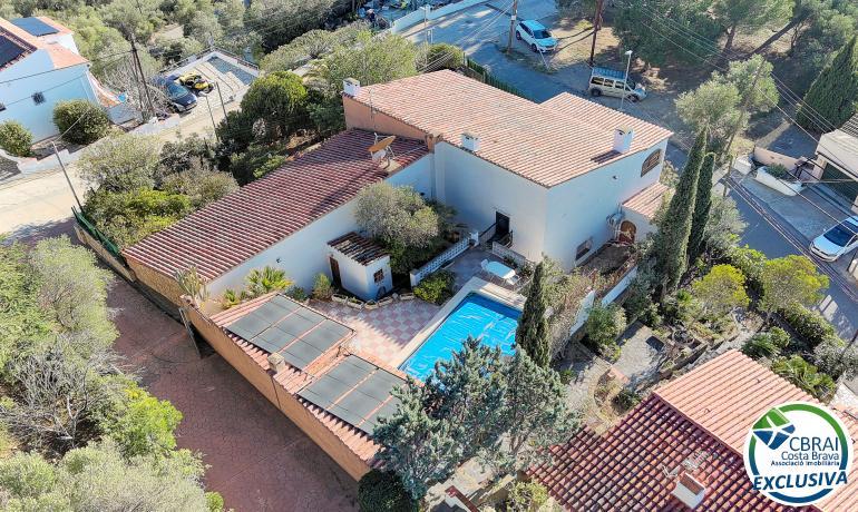 Espectacular casa con vistas al mar y piscina.