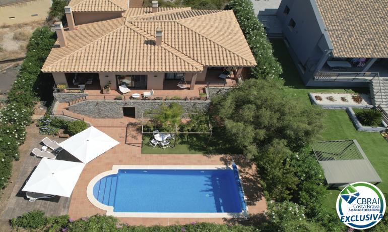 Gran casa en una zona tranquil·la de Palau-Saverdera