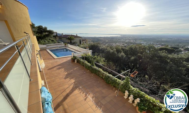 Gran casa con piscina y vistas al mar.