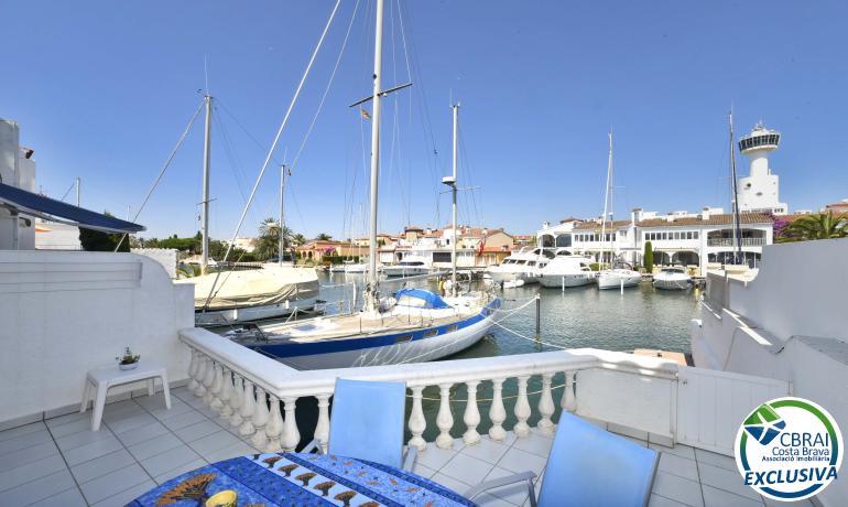 Casa de pescador en el sector Salins en venta con amarre de 12,5 x 4 m para velero, Empuriabrava