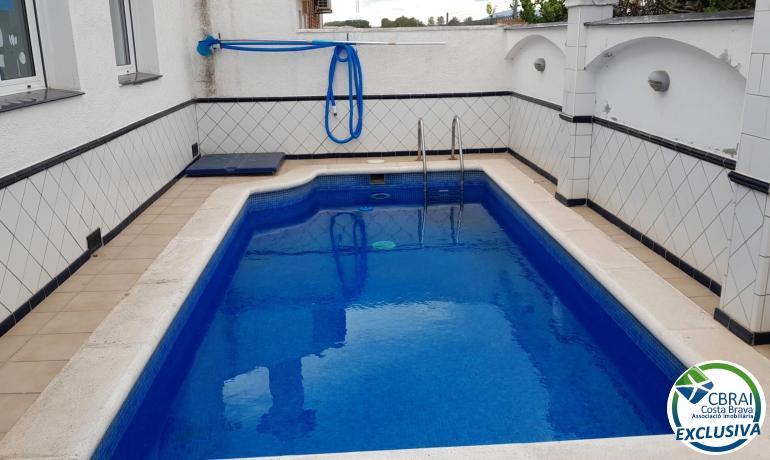 Casa amb piscina i 4 habitacions a Empuriabrava