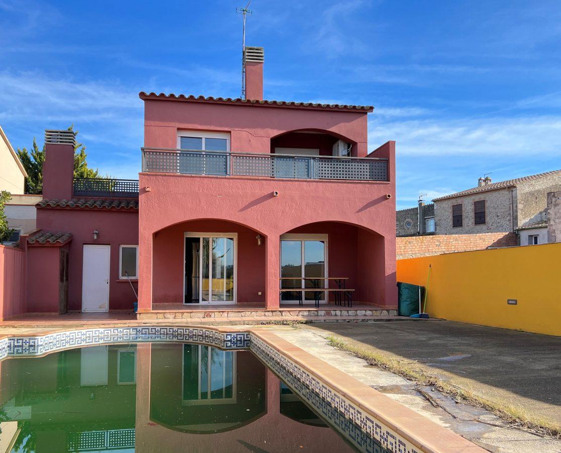 Oportunitat de casa amb piscina a Torroella de Fluvia.