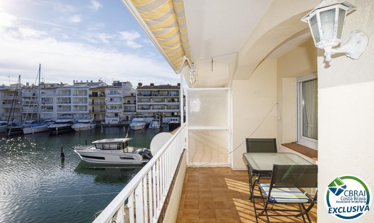 Precioso apartamento vacacional reformado en venta en el centro de Empuriabrava con magníficas vistas al canal