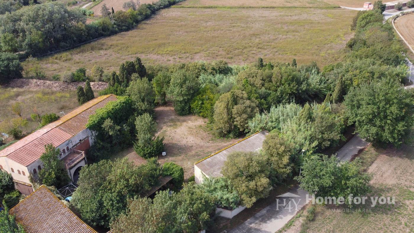 Venda d’una finca rústica prop de Figueres