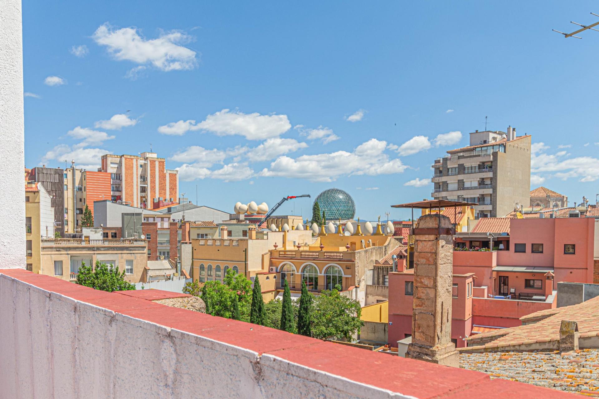 Edifici al centre de Figueres per a inversors.