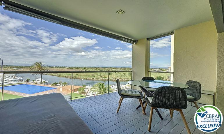 Magnífico apartamento con vistas al canal y piscina comunitaria.