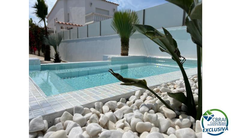 Empuriabrava preciosa casa moderna amb piscina i amarri prop de la platja, sala d’estar de 99 m