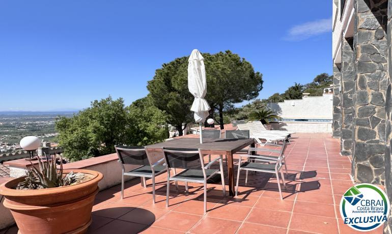 Casa con vista al mar, piscina y licencia turística