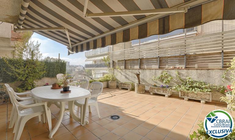 Oportunidad de casa adosada cerca del Hospital de Figueres.