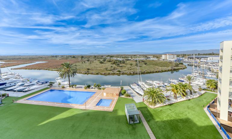 Espectacular ático con vistas al canal, piscina y parking.