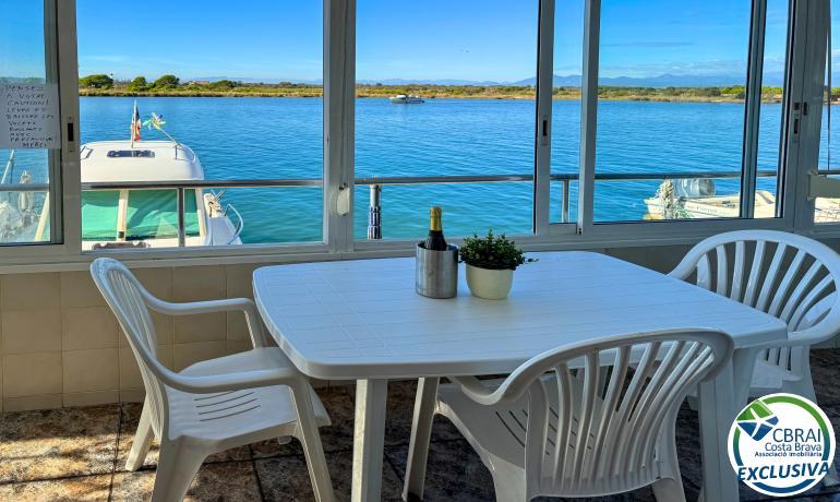 Apartamento frente al canal con amarre opcional.