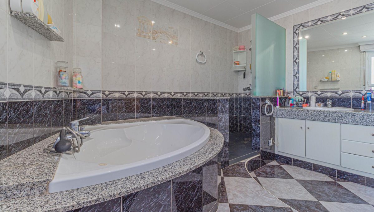 383884_5464708686d472f731cbe65ea3fc524c