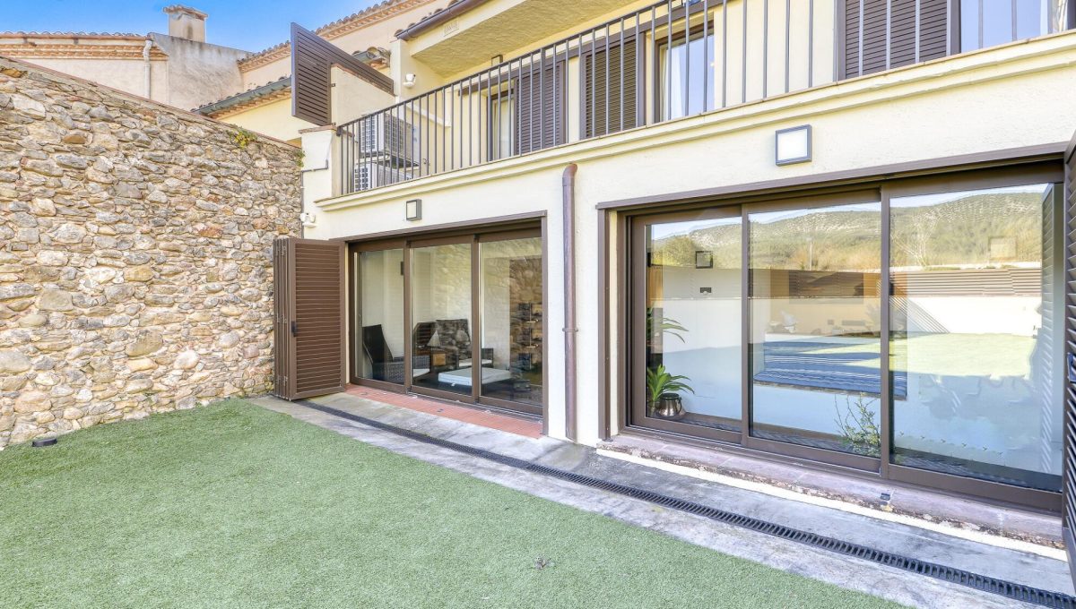 951122822_68f84683b2fc8ba543ce1e38b08fc2bc