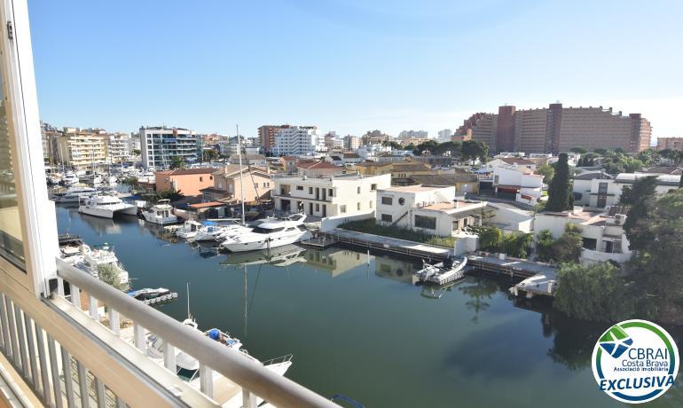 Bel appartement avec une grande terrasse vitrée, vue sur le canal et débarras privé