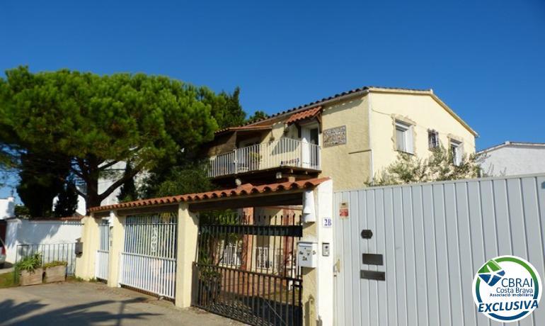 Gran pis, dos dormitoris, amarratge 5 m. ubicació excel·lent a Empuriabrava amb llicència turistica