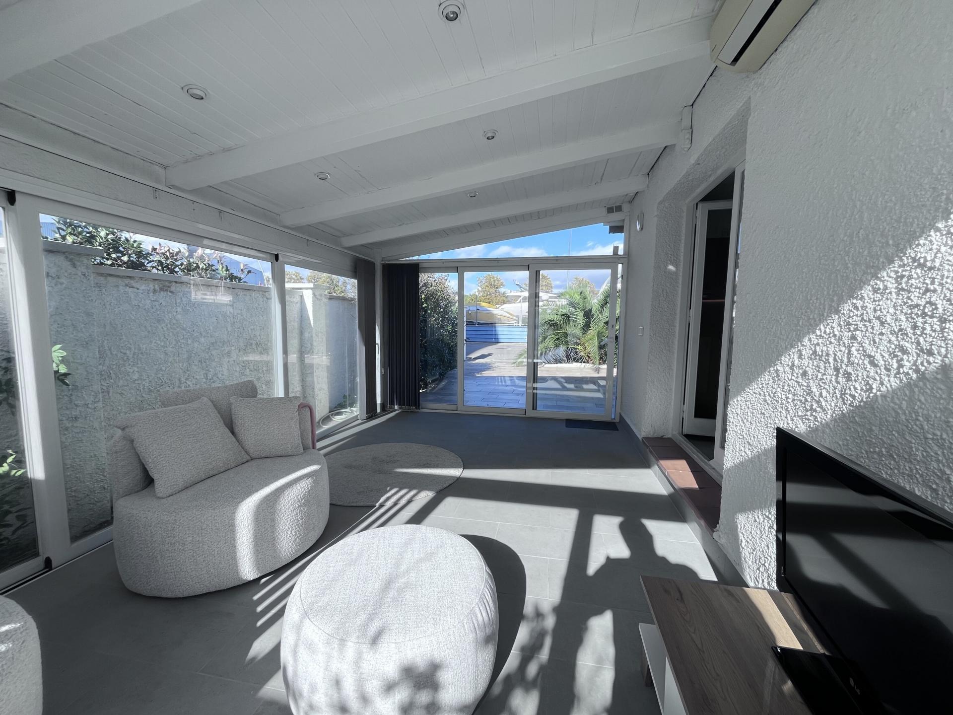 Casa adosada en Santa Margarida con piscina comunitaria.