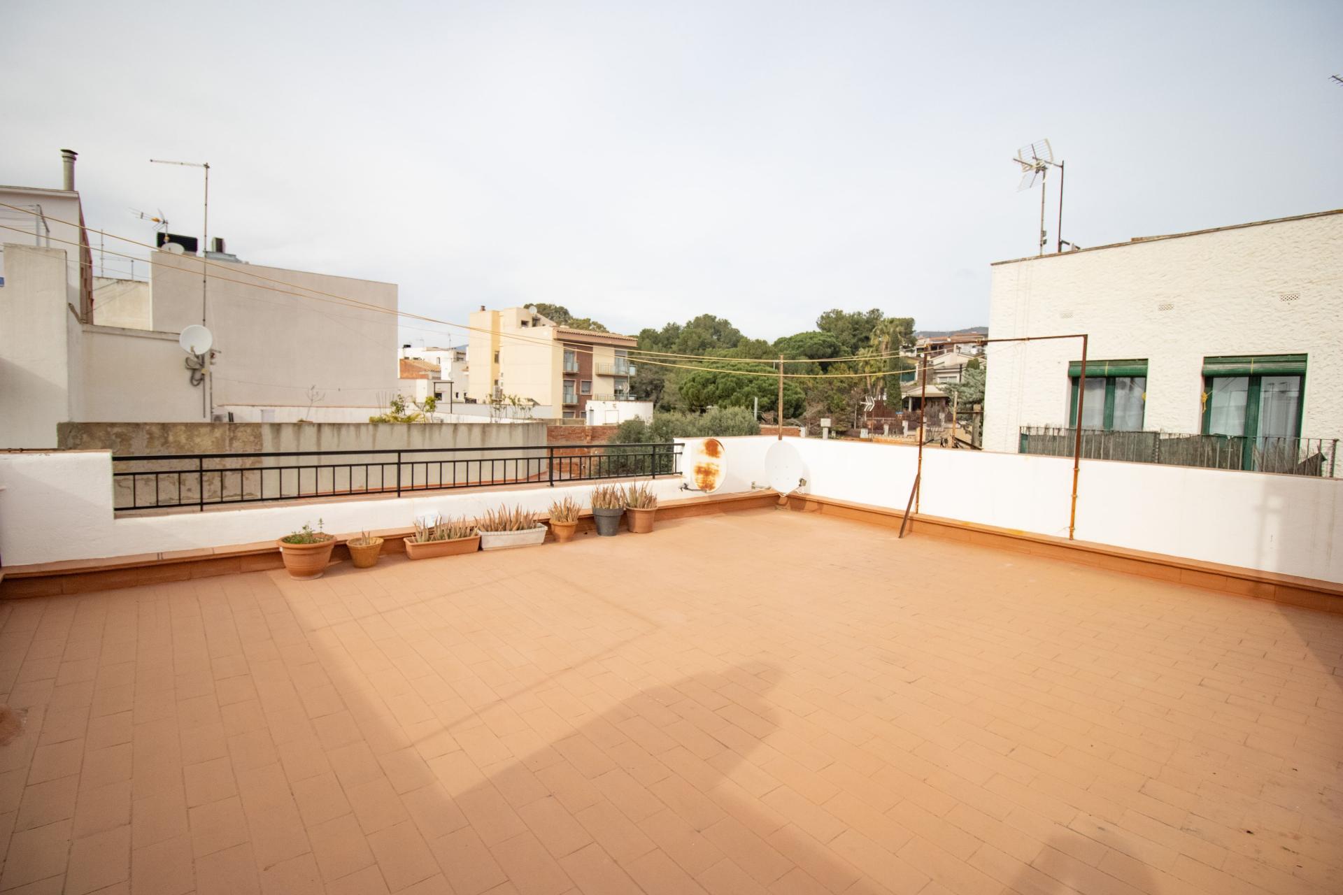 Gran piso en planta baja con sólo dos vecinos y gran terraza.