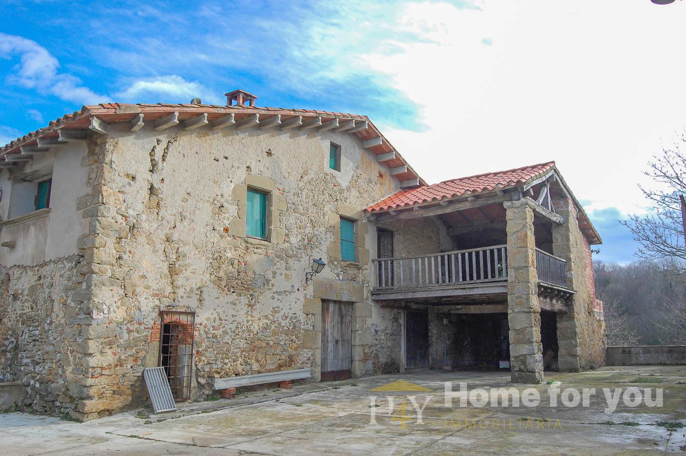 Gran Masia catalana rodeado de un paisaje espectacular.