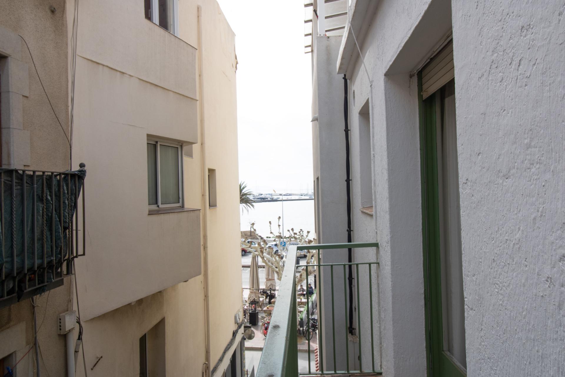 OPORTUNIDAD PISO EN ROSAS EN MUY BUENA UBICACIÓN A 1 MINUTO DE LA PLAYA.