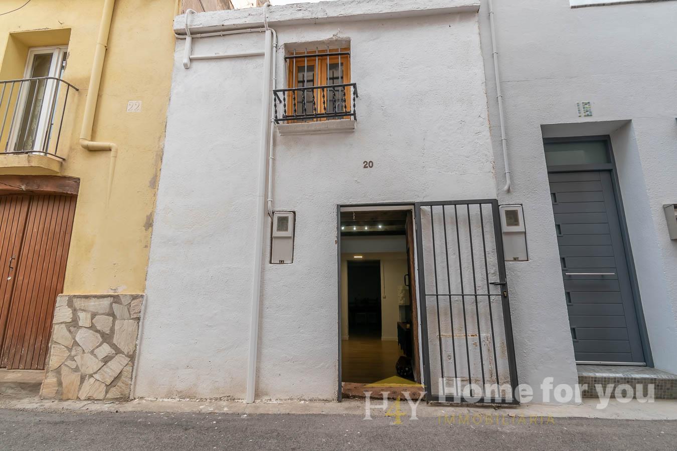 Bonita casa parcialmente reformada.