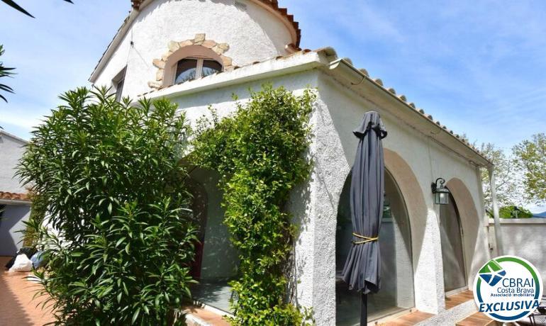 EMPURIABRAVA: Magnífica casa de dos dormitorios en venta