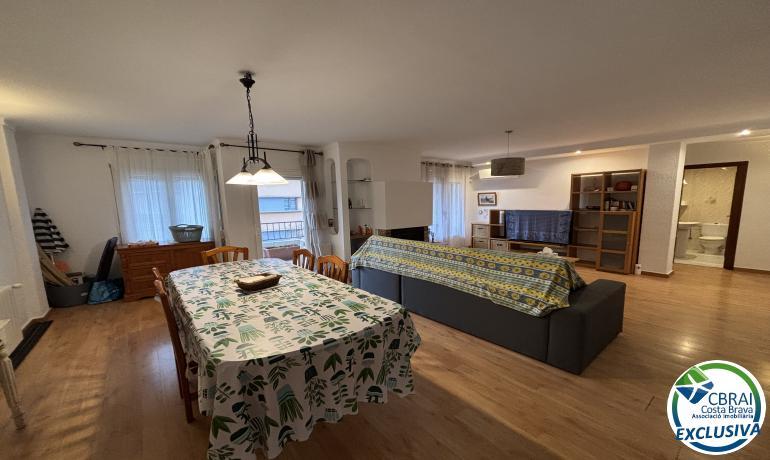 Appartement lumineux de trois chambres au centre de Roses