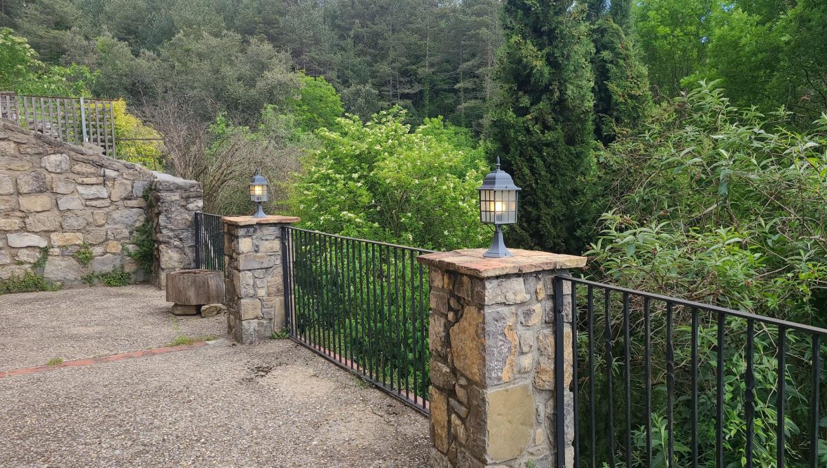 733404288_1749bdcfa05bf7ecb796fe68f8f8643f