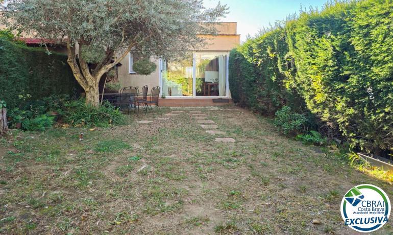 Encantadora casa adosada en residencia segura con jardín y piscina comunitaria en Santa Margarida
