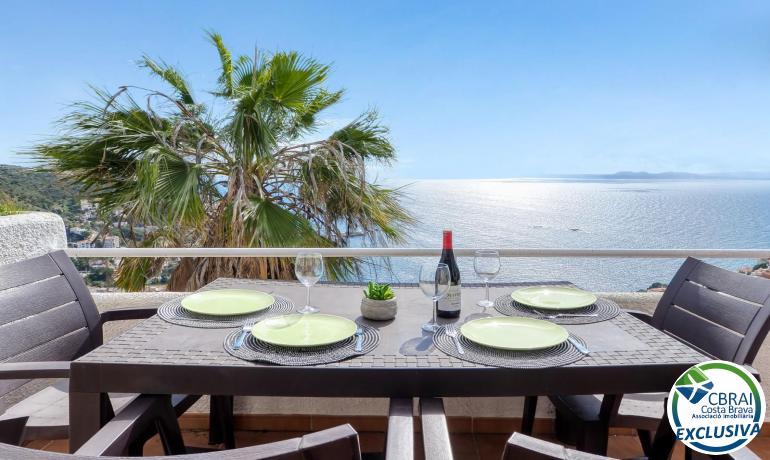 Casa adosada con licencia turística, vistas al mar, piscina comunitaria y estudio independiente en Canyelles Petites