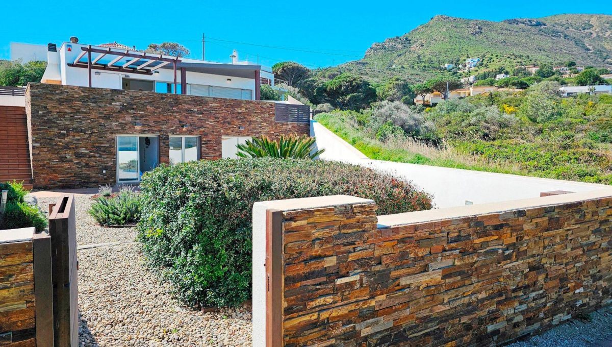 183958851_6a6a34a1068c4369863f6b34dbf96d40