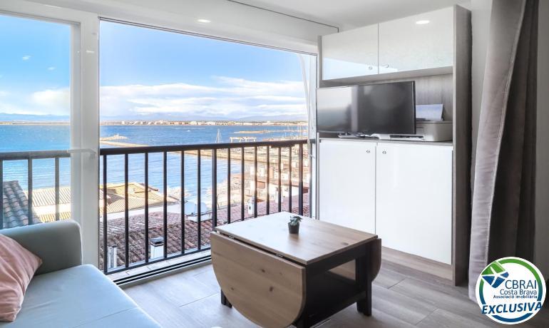 Estudio reformado con vistas al mar y plaza de aparcamiento en Roses