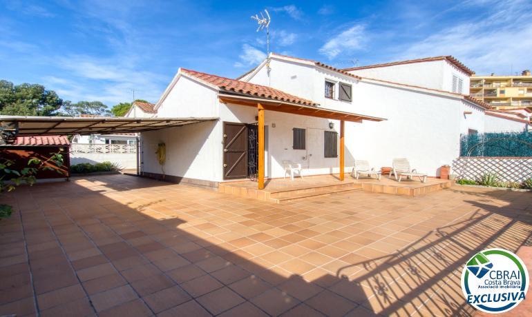 Maison confortable à Mas Matas, Roses, à quelques mètres de la mer et des commerces