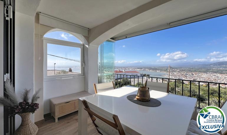 Apartamento reformado con vista panorámica sobre la bahía de Roses