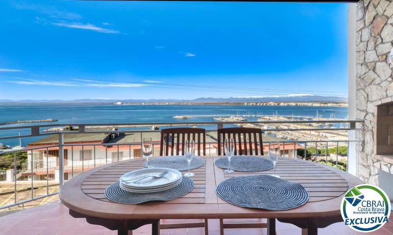 Exclusiva vivienda con vistas panorámicas al mar y al puerto de Roses