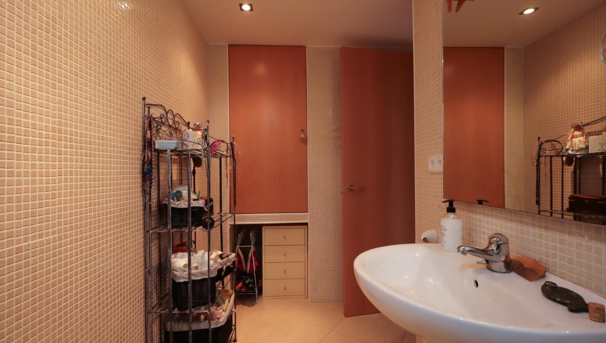 115115875_64c65e09c6f4907aa18542a83a7da979