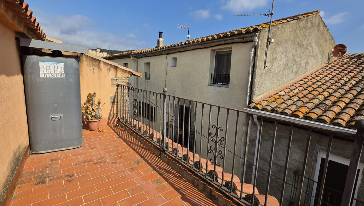 153893692_6220b0713683fd2224f4829b91375854