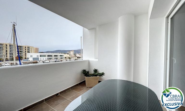 Apartamento con licencia turística y vistas al canal en Santa Margarita – Roses.