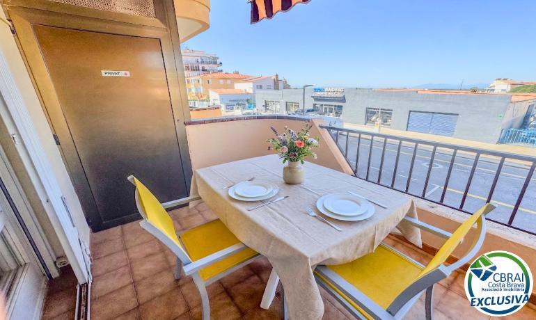 Apartamento con terraza, parking y vistas al canal · 250 m de la playa de Santa Margarita · Roses
