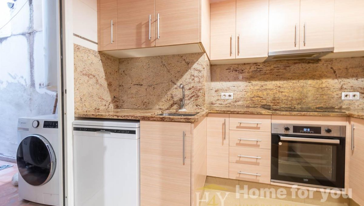 572321807_6cb11e30638346c5ac4272e14855a35f