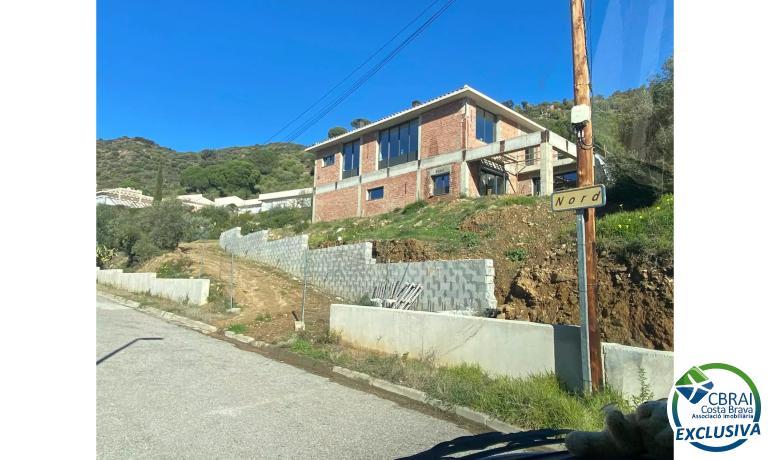 Gran casa moderna en construcció a Els Olivars. Una oportunitat única per personalitzar el vostre habitatge. Es ven al seu estat actual.