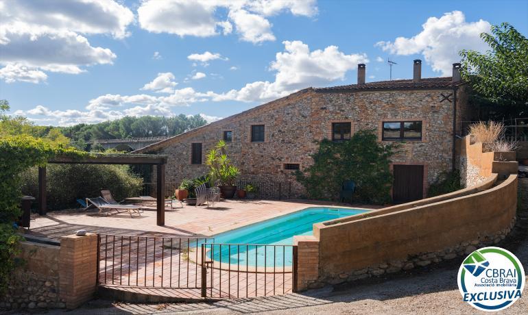 Excepcional complejo rural de 1.360 m frente al río Fluvià en el corazón del Alt Empordà