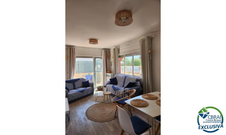 Acogedor apartamento de 85 m con un amplio balcón en pleno centro de Empuriabrava.