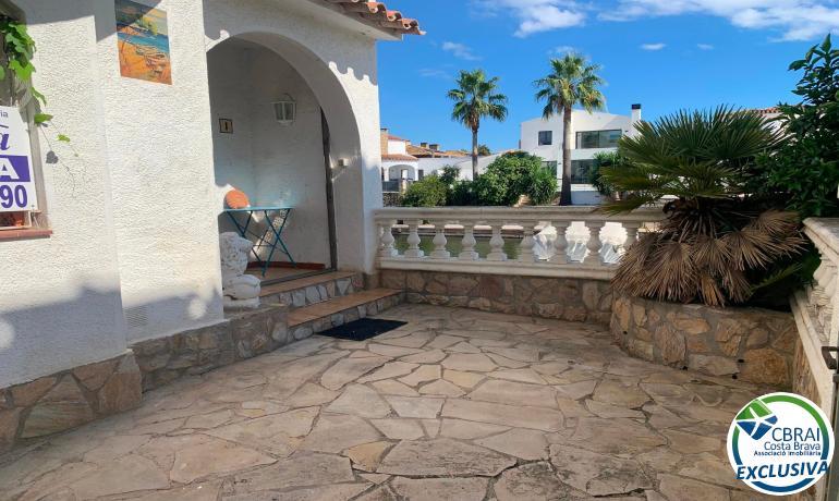 Casa semi adosada en Empuriabrava a reformar, con amarre privado y amplia terraza.