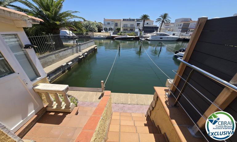 Gran amarratge de 14×3,70m abans dels ponts amb apartament i pàrquing