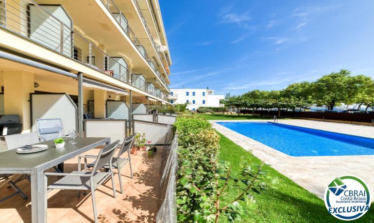 Apartament a Planta Baixa a Primera Línea de Mar amb piscina comunitària.