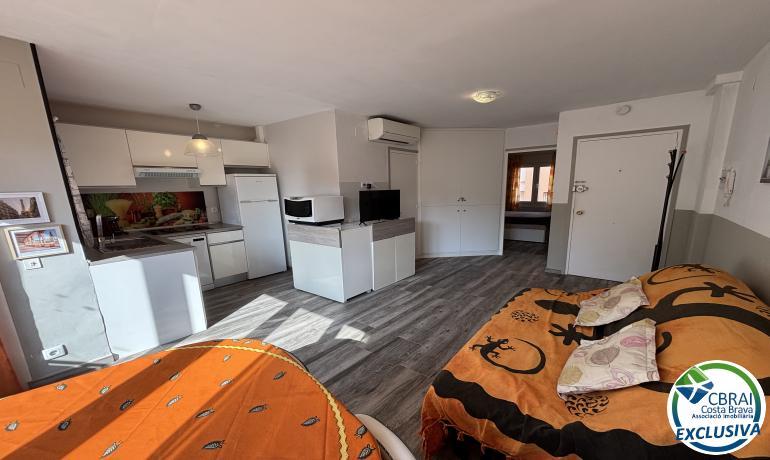 Apartamento con terraza y piscina en Empuriabrava