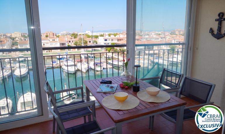 Apartamento con espectaculares vistas al canal, a 3 minutos de la playa de Empuriabrava